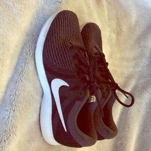 Women’s black Nike tennis shoes